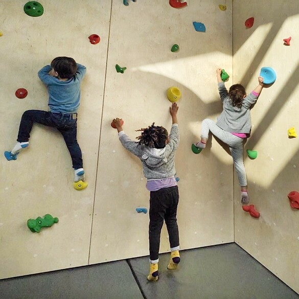 Foto: Die Kinder des KuFZ Regenbogenhaus beim Klettern an der neuen Kletterwand.