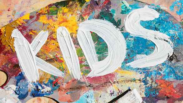 Farbfläche mit dem Wort Kids, also Kinder aufgemalt