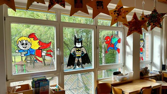 Superhelden-Fensterbilder im Kinder- und Familienzentrum Regenbogenhaus