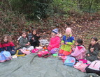 Kita-Kinder gehen raus - Picknick auf der öffentlichen Grünfläche