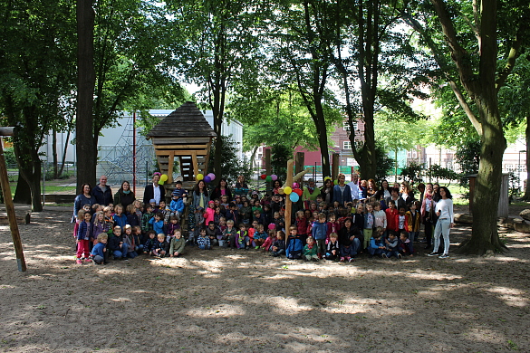 Gruppenfoto bei der Einweihungsfeier des neuen Klettergerüsts im Betty Gleim Haus im Mai 2019.