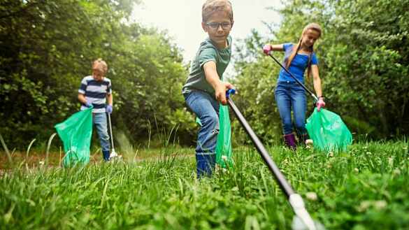 Kinder beim Müll sammeln im Park