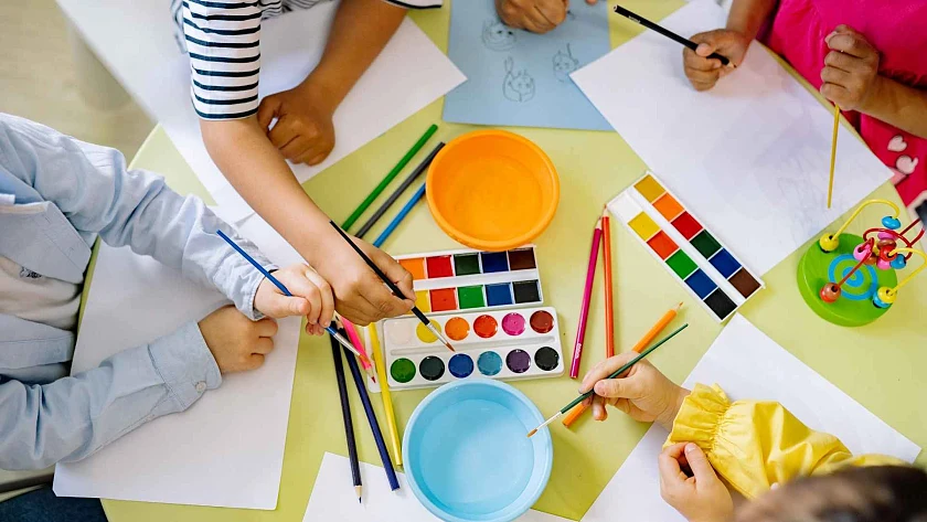Kinder malen mit Wasserfarben | Kinderhände von oben fotografiert