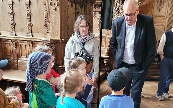 Kinder des Kinder- und Familienzentrums Berckstraße und Andreas Bovenschulte im Bremer Rathaus