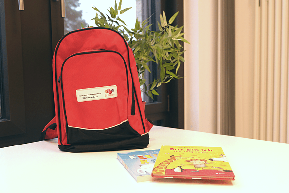 Roter Bücherrucksack des Kinder- und Familienzentrums Haus Windeck