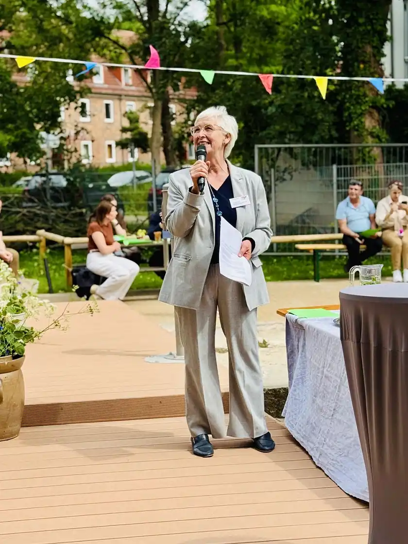 Elke Roulands auf dem Einweihungfest des Kinder- und Familienzentrums Halmerweg