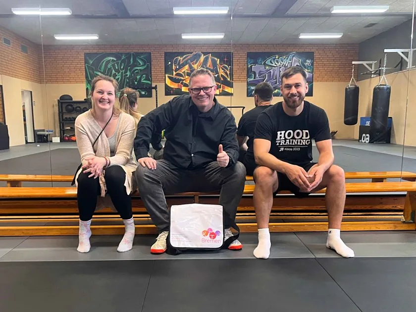 Erzieherin Sarah Denhof, Leitung Jörn Rabeneck und Trainer Patrick von Hood Training