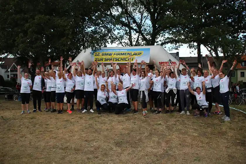 Gruppenfoto von allen Läufer*innen von KiTa Bremen