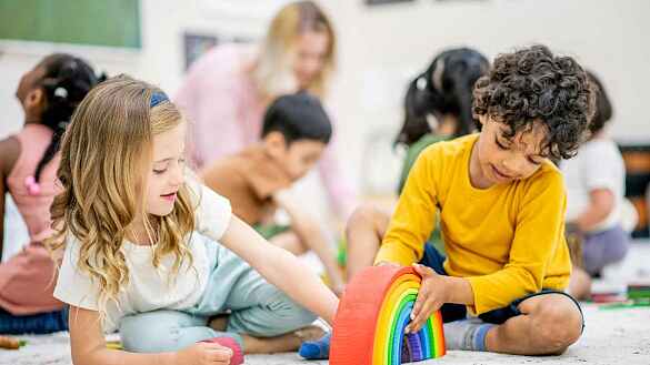 Zwei Kindergartenkinder beim Spielen