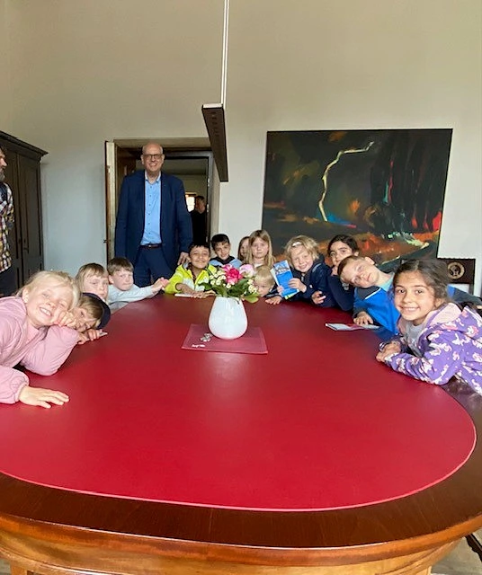 Kinder des Kinder- und Familienzentrums Haus Windeck im Büro des Bürgermeisters