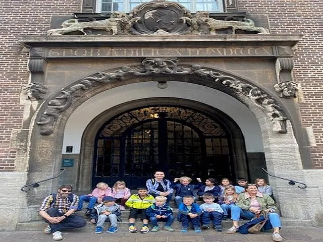 Kindergruppe vor dem Rathaus Bremen