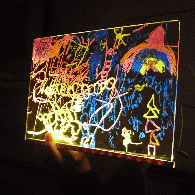 Kunstwerk aus Farbe und einem Leuchtboard