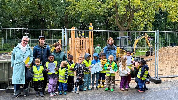 Kinder des Kinder- und Familienzentrums Mühlheimer Straße beim Besuch der Baustelle des Spielplatzes