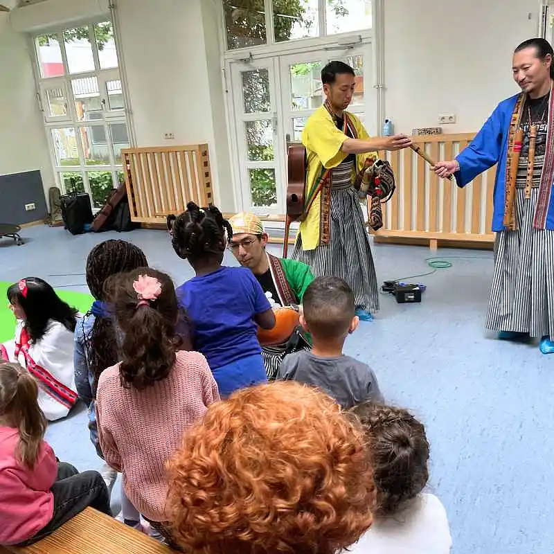 Kinder lernen Musikinstrumente kennen.