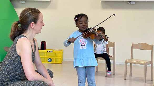 PhilMobil im Kinder- und Familienzentrum Ulrichs Helgen | Kind probiert eine Geige aus