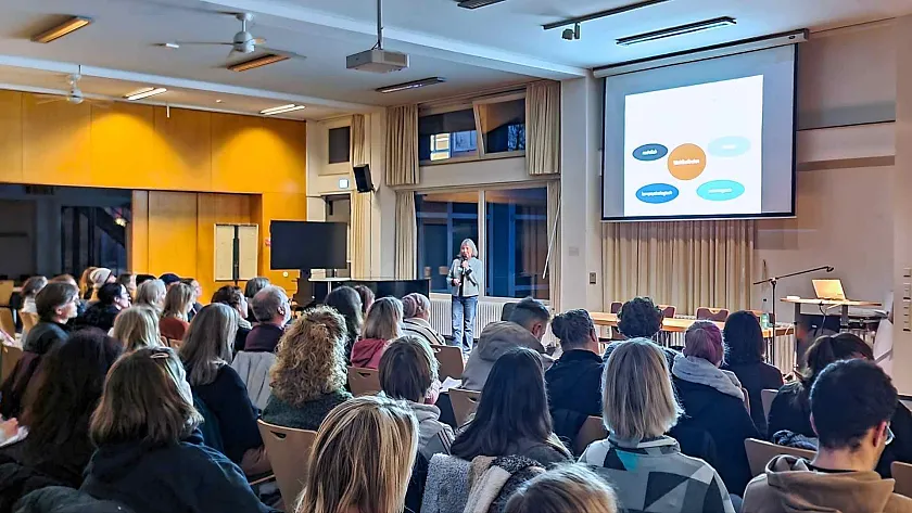 Professorin Susanne Viernickel steht im Landesinstitut für Schule vor ihrem Publikum