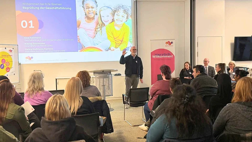 Kaufmännischer Leiter von Petri und Eichen steht vor sitzendem Plenum und verabschiedet sich.