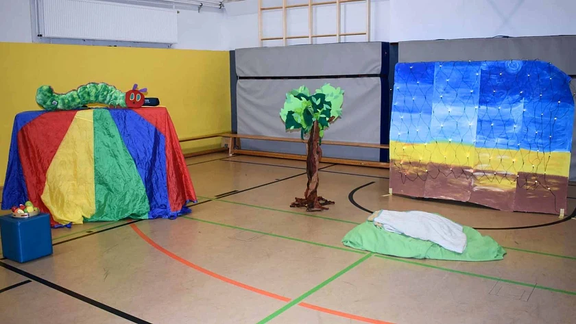 Bühnenbild in Turnhalle