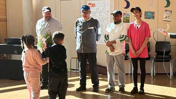Team der Schulküche Andernacher Straße erhält Geschenke von Schüler:innen