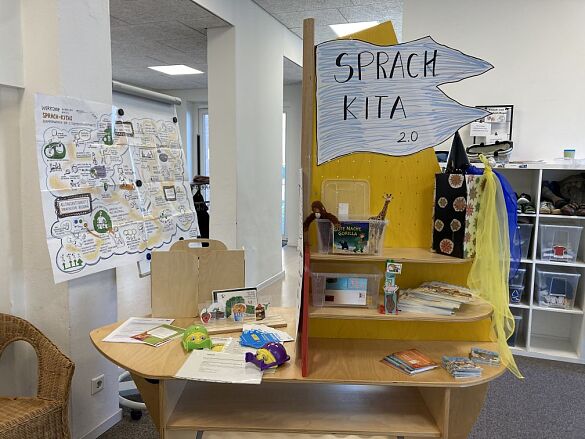 Regal als Schiff mit einer Flagge auf der Sprachkita steht.
