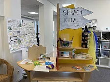 Regal als Schiff mit einer Flagge auf der Sprachkita steht.