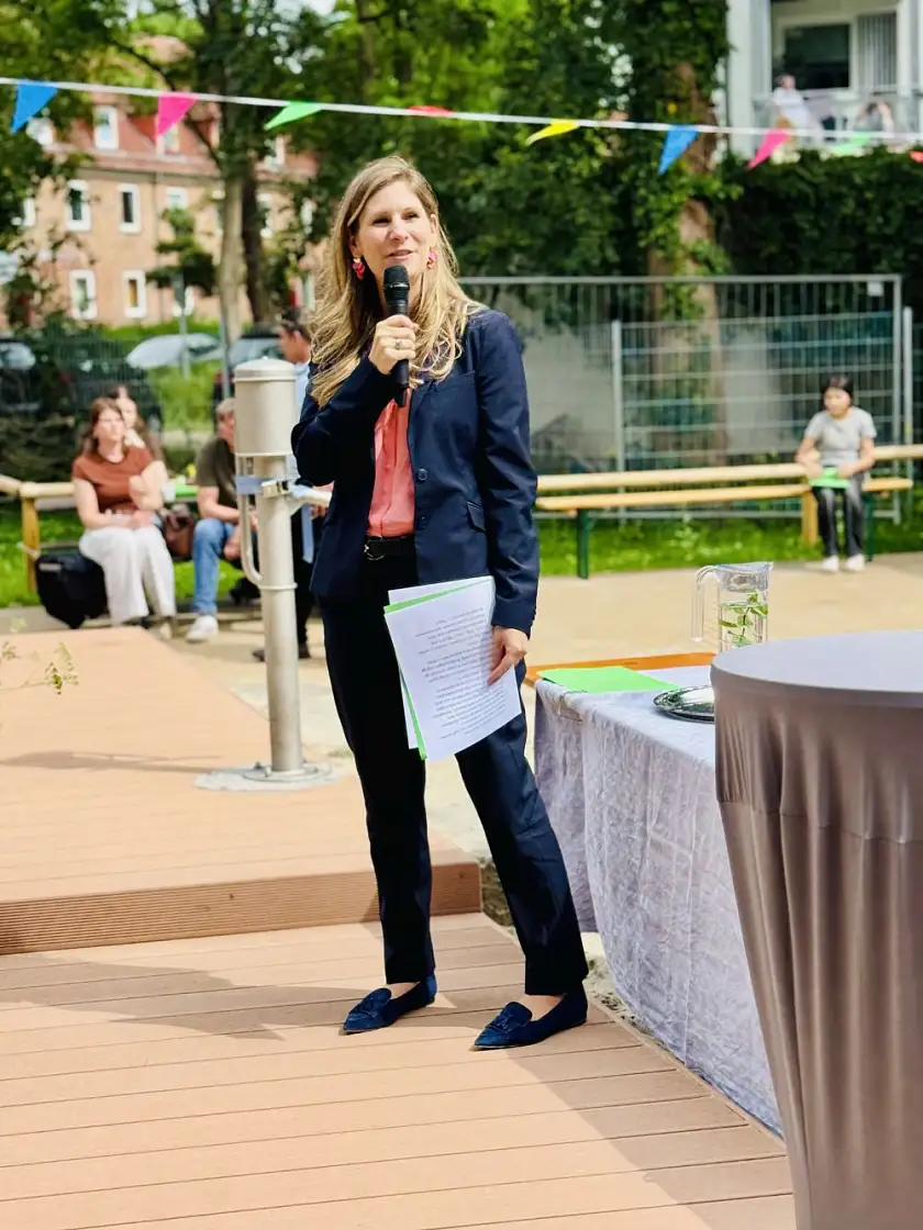 Staatsrätin Jennifer Müller-Wilckens auf dem Einweihungsfest des Kinder- und Familienzentrums Halmerweg