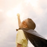 Kleiner junge greift nach den Sternen