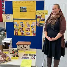 Frisch zertifizierte Talentlotsin aus dem Kinder- und Familienzentrum Wischmannstraße präsentiert Ihre Einrichtung im Rahmen der Zertifizierungsfeier