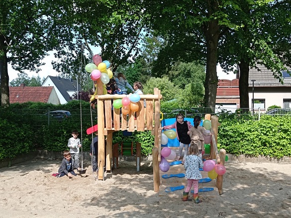 Kinder auf dem neuen Spielgerät