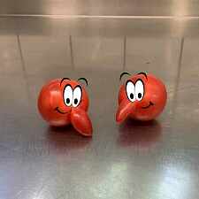 Zwei Tomaten mit gewachsener Nase und reinretuschierten Augen