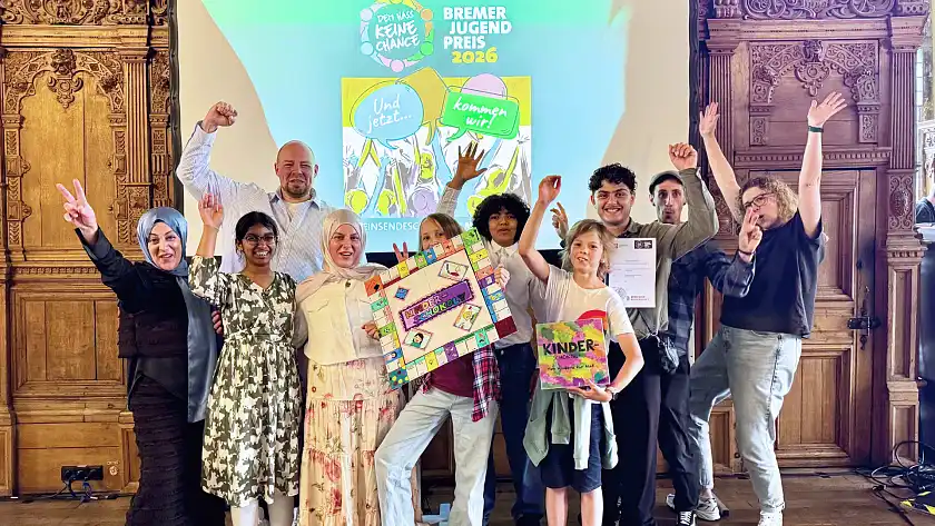 Gruppenfoto mit Jugendlichen und Kindern, die sich über den Preis freuen.