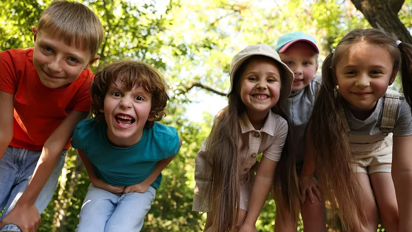 Kinder grinsen in die Kamera