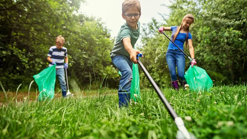 Kinder sammeln Müll