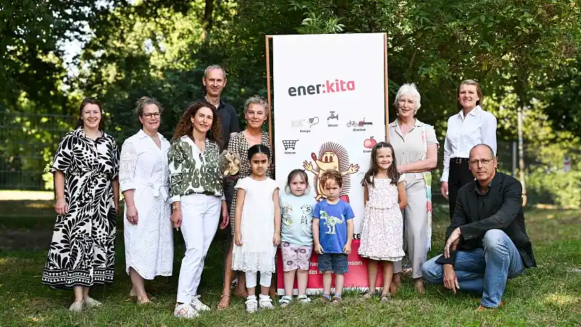 Gruppenfoto mit Kindern und Erwachsenen