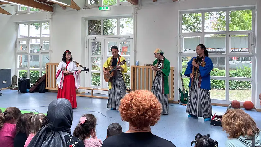 Konzert der Musikgruppe Wayra JaponAndes in der Turnhalle des Kinder- und Familienzentrums Kinderhafen Tenever.