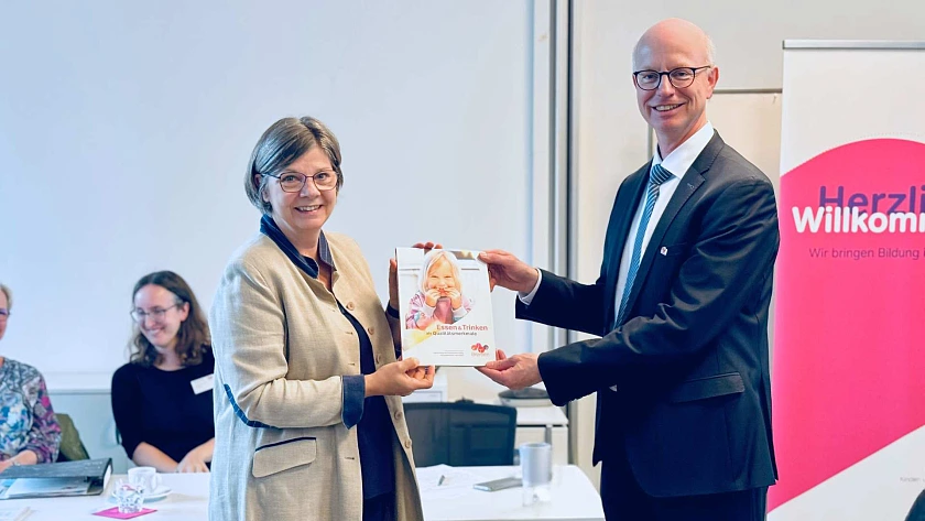Übergabe des Ernährungskonzeptes von Petra Stubakow, Referatsleitung Hauswirtschaft und Hygiene an Uwe Kathmann, , Geschäftsführer und kaufmännischer Leiter Übergabe des Ernährungskonzeptes von Petra Stubakow, Referatsleitung Hauswirtschaft und Hygiene an Uwe Kathmann, , Geschäftsführer und kaufmännischer Leiter