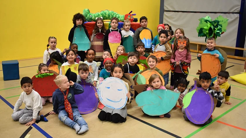 Kindergartengruppe bei der Aufführung Die kleine Raupe Nimmersatt