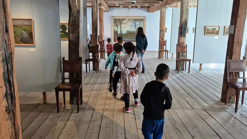 Kinder spazieren durch das Overbeck-Museum