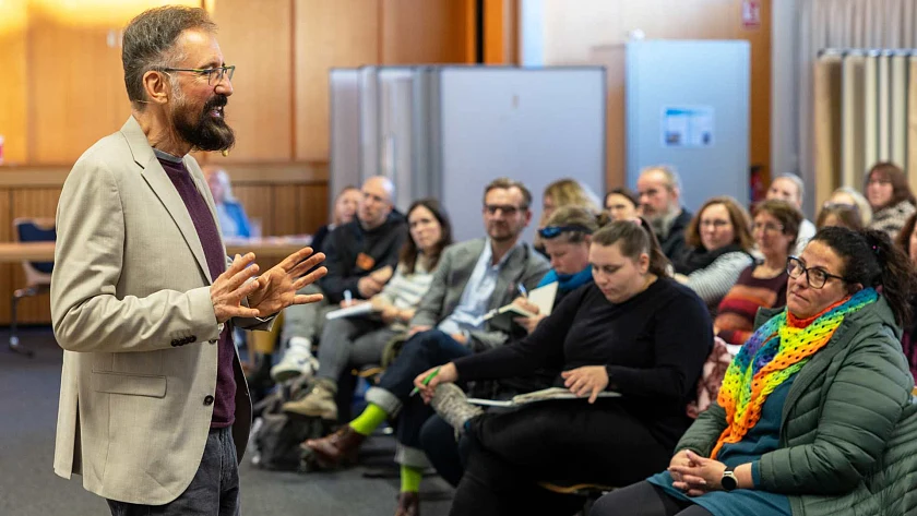 Professor Doktor André Frank Zimpel während seines Vortrages Neurodiversität – Anders, aber völlig richtig im Kopf!
