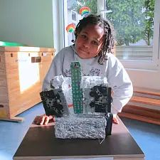 Kind steht stolz hinter seiner Erfindung.