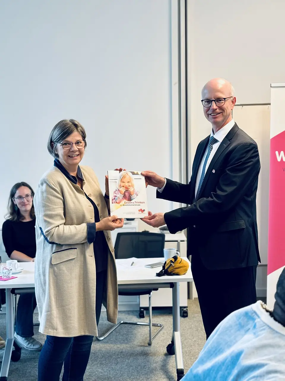 K&uuml;chenleiter:innen-Treffen: &Uuml;bergabe des neuen Ern&auml;hrungskonzeptes