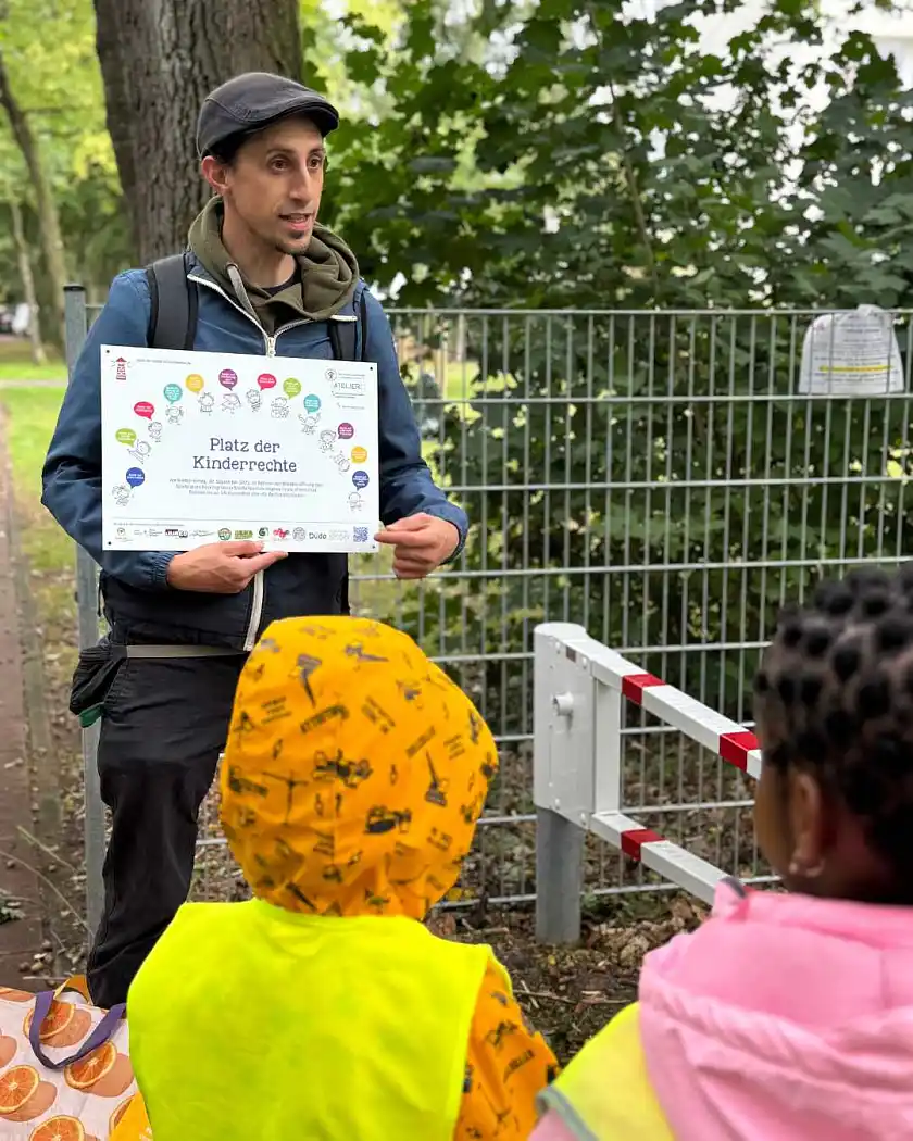 Baustellenbesuch: Yann Fingerhut vom Kinderschutzbund erkl&auml;rt den Platz der Kinderrechte