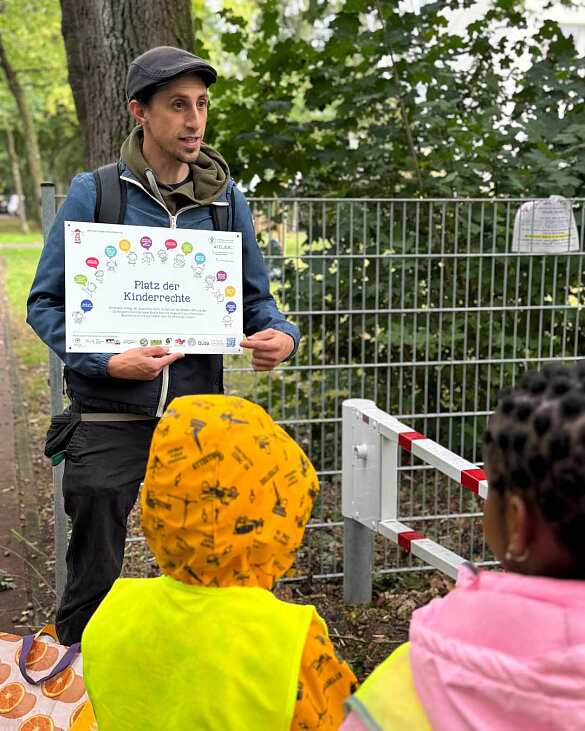 Baustellenbesuch: Yann Fingerhut vom Kinderschutzbund erklärt den Platz der Kinderrechte