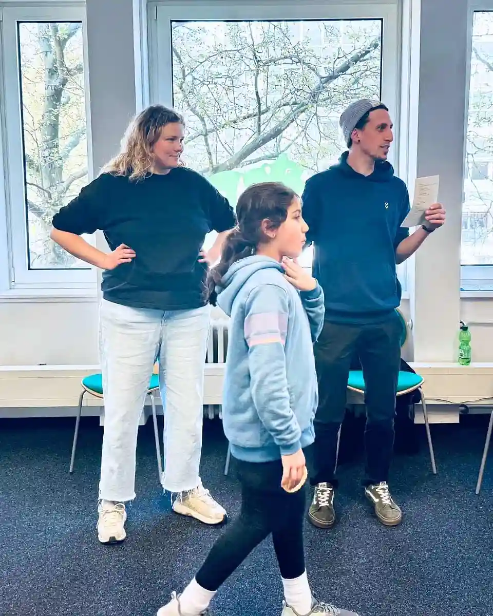 &Uuml;bung Stimmungsbarometer: Lillemor, Yann und Kind im Raum