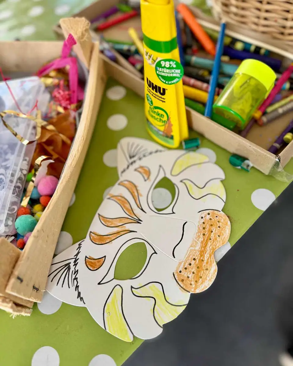 Tigermaske auf Basteltisch