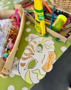 Tigermaske auf Basteltisch