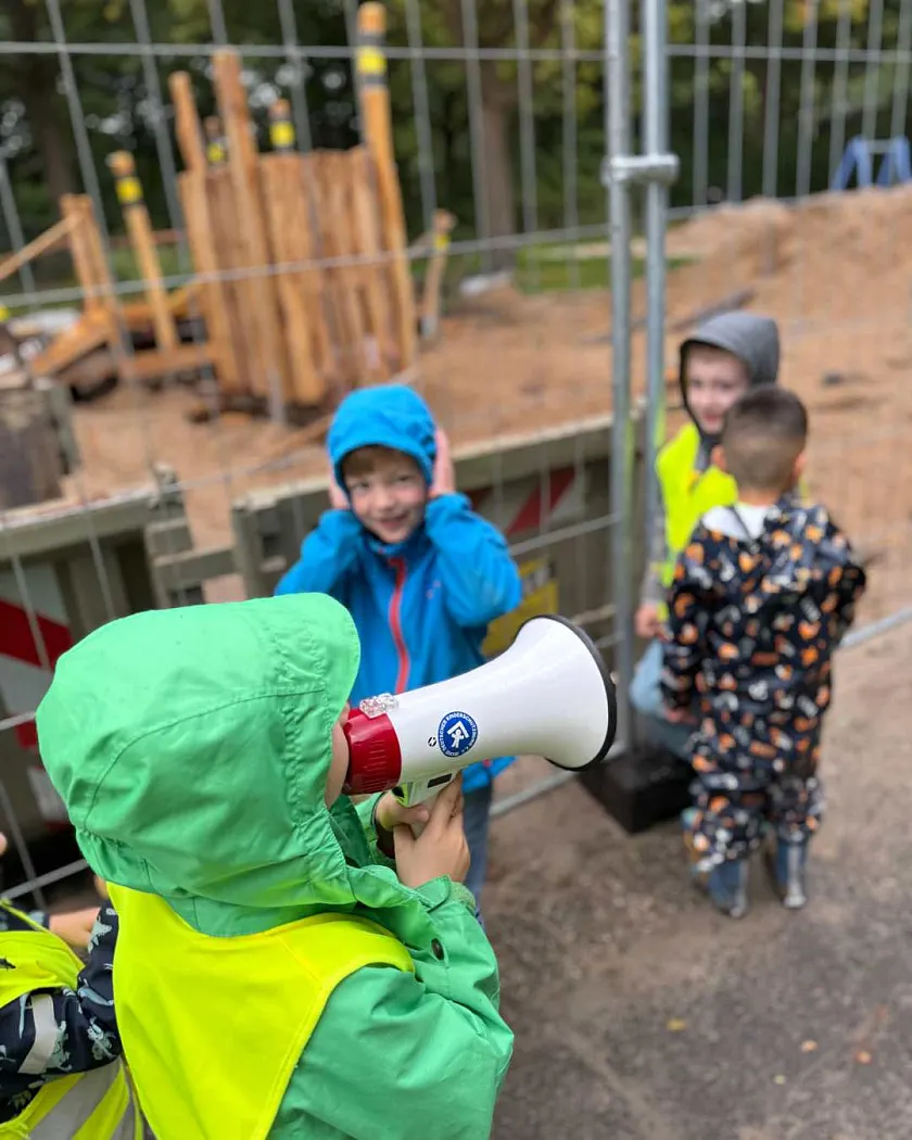 Baustellenbesuch: Kinder haben Spa&szlig; mit dem Megafon