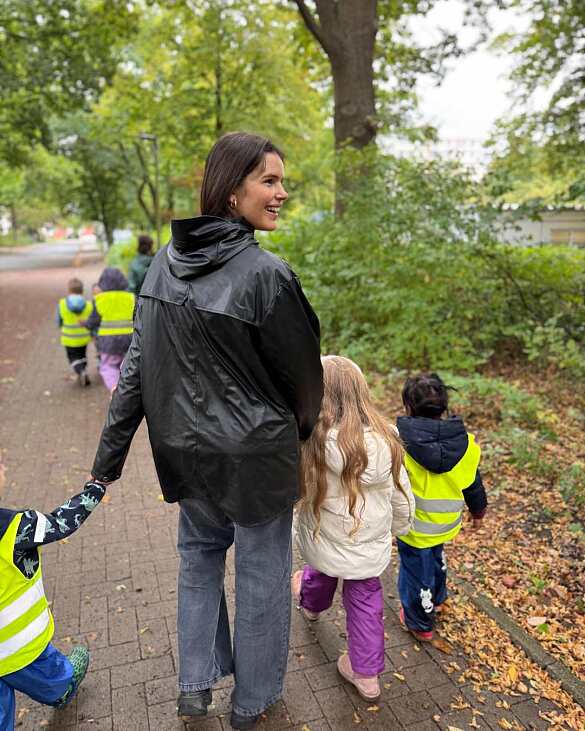 Baustellenbesuch: Auf dem Rückweg in das Kinder- und Familienzentrum