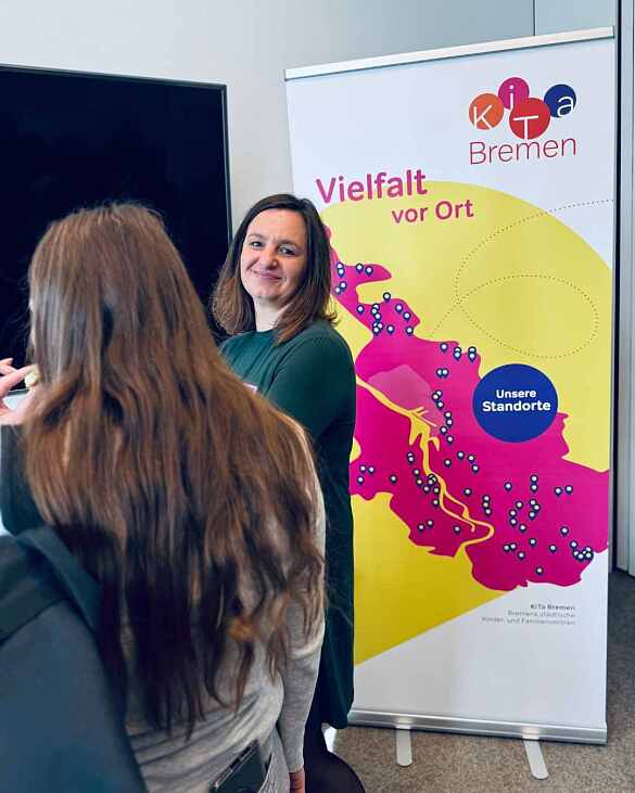 Vielfalt vor Ort: Lernende vor Banner