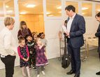 Foto: © Kerstin Rolfes/Stiftung Lesen - Die Kinder begrüßen Staatsrat Frank Pietrzok (Senatorin für Kinder und Bildung), Sabine Bonewitz  (Stiftung Lesen) sowie Susanne Messer und Vanessa Kudera (Klaus Tschira Stiftung).